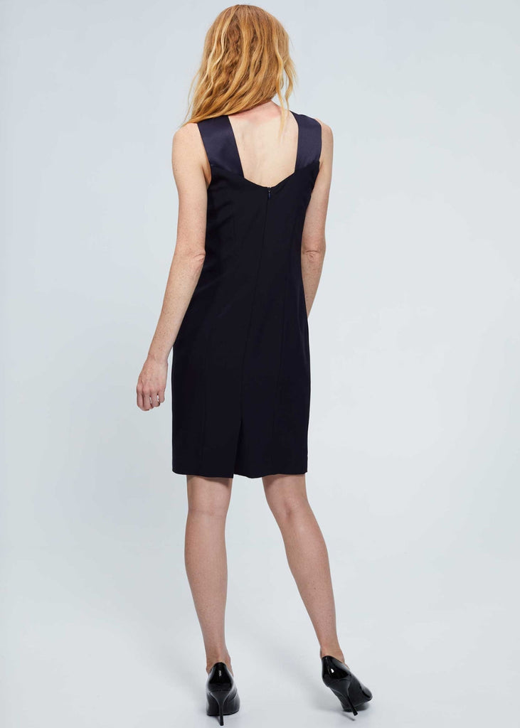 Robe courte satinée à col fleur