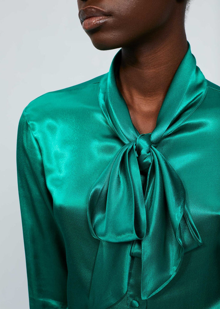 Blouse satinée à col lavallière