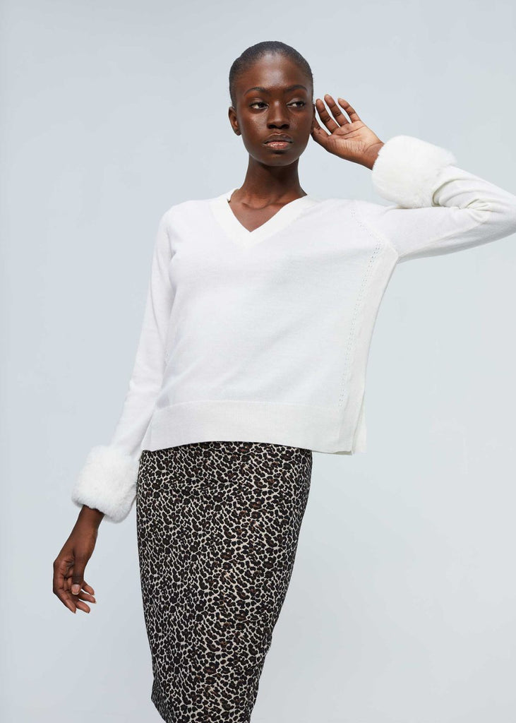 Pull en laine à fourrure aux poignets blanc casse
