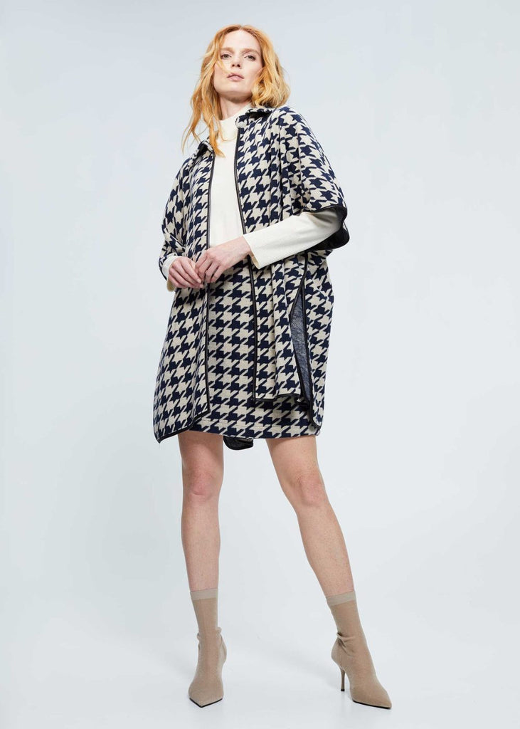 Manteau cape en maille pied-de-poule