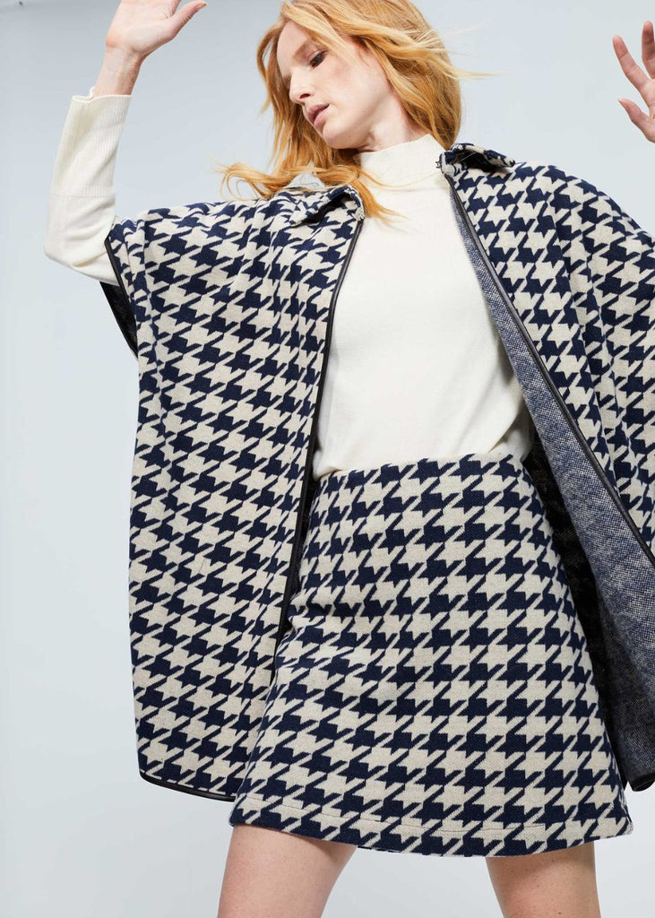 Manteau cape en maille pied-de-poule