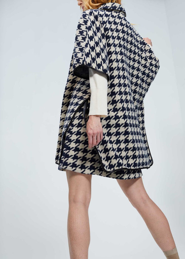 Manteau cape en maille pied-de-poule
