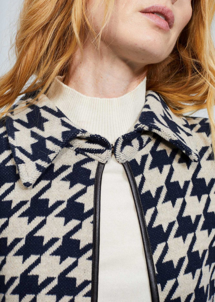 Manteau cape en maille pied-de-poule