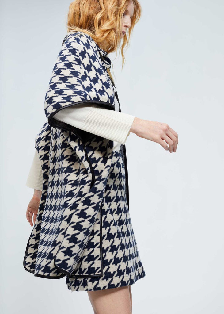Manteau cape en maille pied-de-poule
