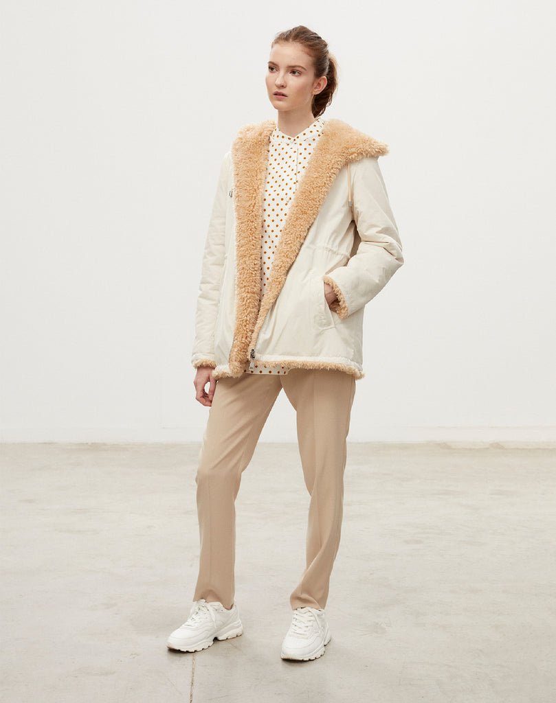 Manteau avec capuche en fausse fourrure
