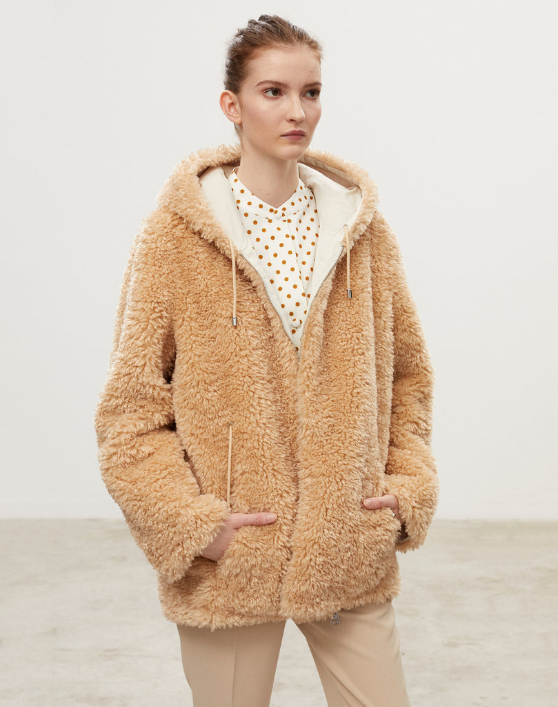 Manteau avec capuche en fausse fourrure