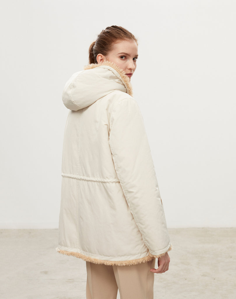 Manteau avec capuche en fausse fourrure